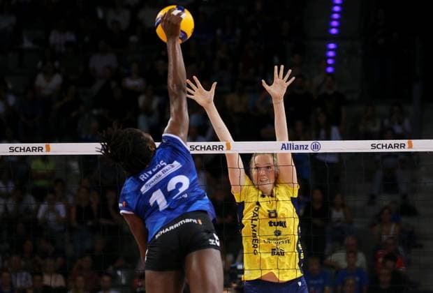 BAU 22.09.2024 Stuttgart Volleyball Supercup Allianz MTV Stuttgart vs. SSC Palmberg Schwerin, v.l. Krystal Rivers (Stuttgart), Britte Mayke Stuut (Schwerin)