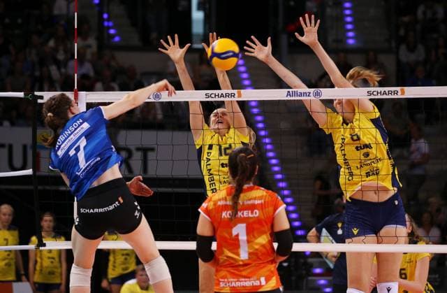 BAU 22.09.2024 Stuttgart Volleyball Supercup Allianz MTV Stuttgart vs. SSC Palmberg Schwerin, v.l. Madelyn Robinson (Stuttgart),. Hannah Kohn, Britte Mayke Stuut (Schwerin)