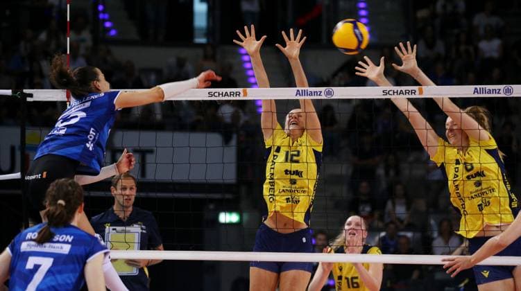 BAU 22.09.2024 Stuttgart Volleyball Supercup Allianz MTV Stuttgart vs. SSC Palmberg Schwerin, v.l. Maria Segura Palleres (Stuttgart), Hannah Kohn, Britte Mayke Stuut (Schwerin)