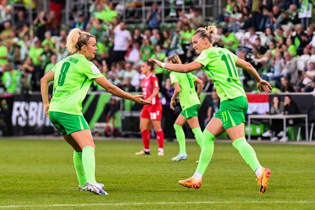 Fußball I Frauen I Saison 2024-2025 I Bundesliga I 3. Spieltag I VfL Wolfsburg - 1. FC Köln I 22.09.2024 Torjubel Lena Lattwein (8, VfL Wolfsburg) und Alexandra Popp (11, VfL Wolfsburg) Wolfsburg AOK Stadion Niedersachsen Deutschland Copyright: xLobeca InesxHähnelx