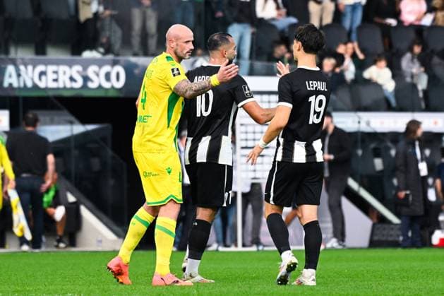 Nicolas PALLOIS ( 4 - Nantes ) shake hands with Esteban LEPAUL ( 19 - Angers ) following the Ligue 1 match between Angers SCO and FC Nantes at Stade Raymond Kopa on September 22, 2024 in Angers, France. ( Photo by federico pestellini panoramic ) - FOOTBALL : Angers vs Nantes - Ligue 1 - 22 09 2024 FedericoPestellini Panoramic 