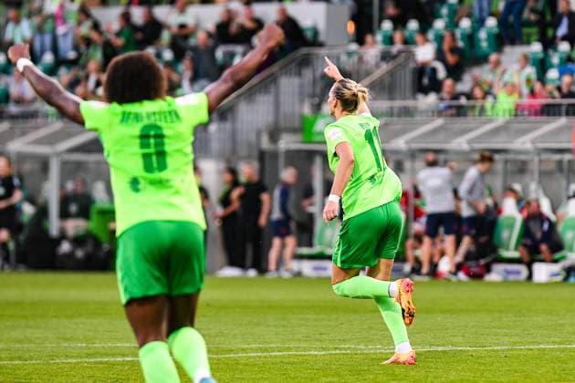 Fußball I Frauen I Saison 2024-2025 I Bundesliga I 3. Spieltag I VfL Wolfsburg - 1. FC Köln I 22.09.2024 Torjubel Lineth Beerensteyn (9, VfL Wolfsburg) und Alexandra Popp (11, VfL Wolfsburg), Popp erzielt das Tor zum 1:1 Ausgleich Wolfsburg AOK Stadion Niedersachsen Deutschland Copyright: xLobeca InesxHähnelx