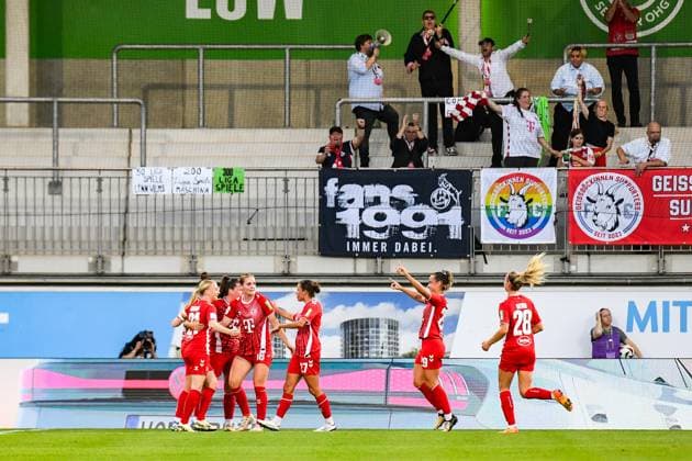 Fußball I Frauen I Saison 2024-2025 I Bundesliga I 3. Spieltag I VfL Wolfsburg - 1. FC Köln I 22.09.2024 Torjubel, die Kölner Mannschaft feiert das Führungstor zum 1:0 aus Sicht der Gäste vor der Tribüne mit den mitgereisten Fans aus Köln Wolfsburg AOK Stadion Niedersachsen Deutschland Copyright: xLobeca InesxHähnelx