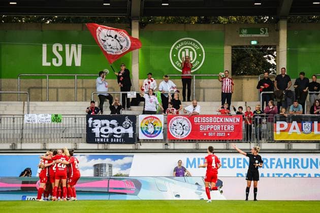 Sport Bilder des Tages Fußball I Frauen I Saison 2024-2025 I Bundesliga I 3. Spieltag I VfL Wolfsburg - 1. FC Köln I 22.09.2024 Torjubel, die Kölner Mannschaft feiert das Führungstor zum 1:0 aus Sicht der Gäste vor der Tribüne mit den mitgereisten Fans aus Köln Wolfsburg AOK Stadion Niedersachsen Deutschland Copyright: xLobeca InesxHähnelx