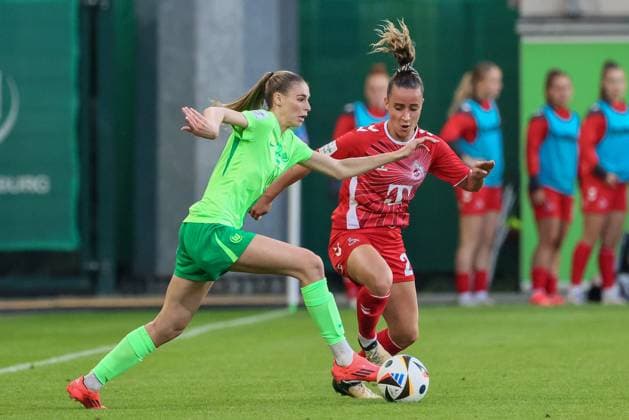 v.li.: Jule Brand (VfL Wolfsburg, 29) und Vanessa Leimenstoll (1. FC Köln, 29) im Zweikampf, Duell, Dynamik, Aktion, Action, Spielszene, DIE DFB-RICHTLINIEN UNTERSAGEN JEGLICHE NUTZUNG VON FOTOS ALS SEQUENZBILDER UND ODER VIDEOÄHNLICHE FOTOSTRECKEN. DFB REGULATIONS PROHIBIT ANY USE OF PHOTOGRAPHS AS IMAGE SEQUENCES AND OR QUASI-VIDEO., 22.09.2024, Wolfsburg (Deutschland), Fussball, Google Pixel Frauen-Bundesliga, VfL Wolfsburg - 1. FC Köln