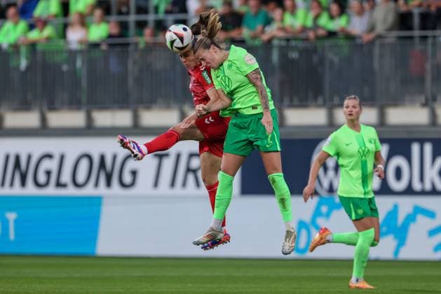 v.li.: Dora Zeller (1. FC Köln, 19) und Lynn Wilms (VfL Wolfsburg, 2) im Kopfballduell, Kopfball, Zweikampf, Action, Aktion, Spielszene, DIE DFB-RICHTLINIEN UNTERSAGEN JEGLICHE NUTZUNG VON FOTOS ALS SEQUENZBILDER UND ODER VIDEOÄHNLICHE FOTOSTRECKEN. DFB REGULATIONS PROHIBIT ANY USE OF PHOTOGRAPHS AS IMAGE SEQUENCES AND OR QUASI-VIDEO., 22.09.2024, Wolfsburg (Deutschland), Fussball, Google Pixel Frauen-Bundesliga, VfL Wolfsburg - 1. FC Köln