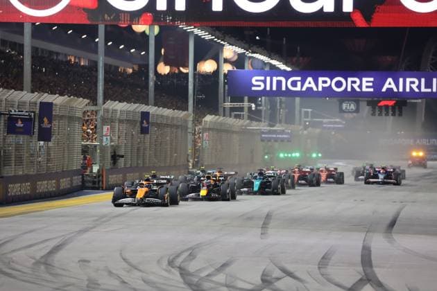 22.09.2024, Marina Bay Street Circuit, Singapore, FORMULA 1 SINGAPORE AIRLINES SINGAPORE GRAND PRIX 2024,im Bild Rennstart:, Lando Norris (GBR), McLaren F1 Team, Max Verstappen (NLD), Oracle Red Bull Racing, Lewis Hamilton (GBR), Mercedes-AMG Petronas Formula One Team, George Russell (GBR), Charles Leclerc (MCO), Scuderia Ferrari HP, Fernando Alonso (ESP), Aston Martin Aramco Cognizant Formula One Team Defodi-506_20240922_hbr_0041