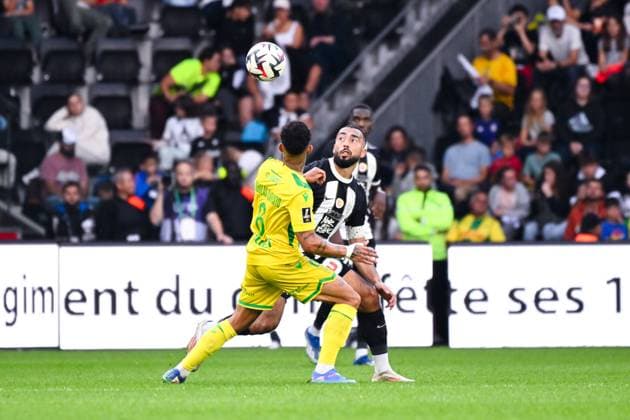 Abdelli Himad ( 10 - Angers ) and DOUGLAS AUGUSTO Soares ( 6 - Nantes ) during the Ligue 1 match between Angers SCO and FC Nantes at Stade Raymond Kopa on September 22, 2024 in Angers, France. ( Photo by federico pestellini panoramic ) - FOOTBALL : Angers vs Nantes - Ligue 1 - 22 09 2024 FedericoPestellini Panoramic 