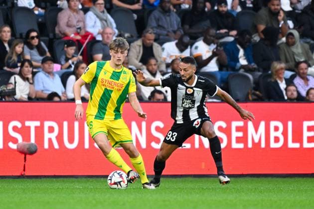 Johann Lepenant ( 8 - Nantes ) and Haris Belkebla ( ( 93 - Angers ) during the Ligue 1 match between Angers SCO and FC Nantes at Stade Raymond Kopa on September 22, 2024 in Angers, France. ( Photo by federico pestellini panoramic ) - FOOTBALL : Angers vs Nantes - Ligue 1 - 22 09 2024 FedericoPestellini Panoramic 