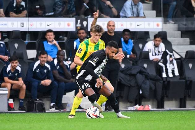 Jim Allevinah ( 18 - Angers ) and Johann Lepenant ( 8 - Nantes ) during the Ligue 1 match between Angers SCO and FC Nantes at Stade Raymond Kopa on September 22, 2024 in Angers, France. ( Photo by federico pestellini panoramic ) - FOOTBALL : Angers vs Nantes - Ligue 1 - 22 09 2024 FedericoPestellini Panoramic 