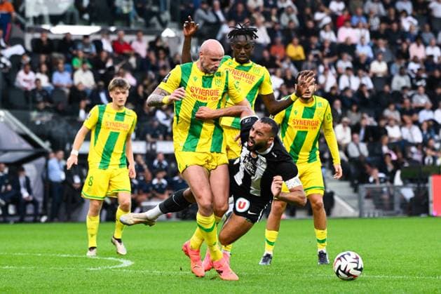 Philana Kadewere ( 10 - Nantes ) , Nicolas PALLOIS ( 4 - Nantes ) and Abdelli Himad ( 10 - Angers ) during the Ligue 1 match between Angers SCO and FC Nantes at Stade Raymond Kopa on September 22, 2024 in Angers, France. ( Photo by federico pestellini panoramic ) - FOOTBALL : Angers vs Nantes - Ligue 1 - 22 09 2024 FedericoPestellini Panoramic 
