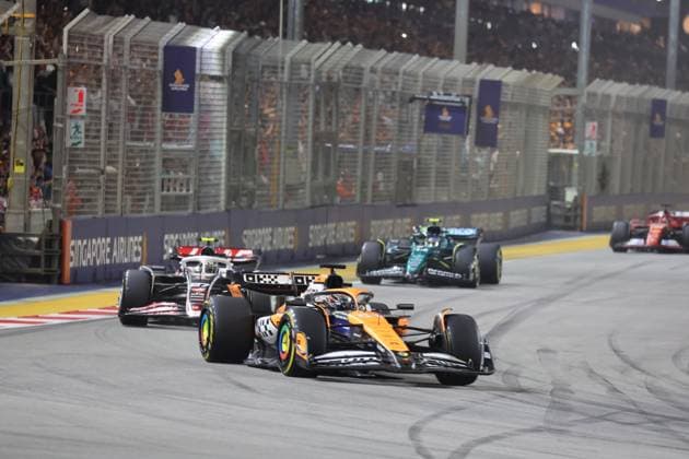 FORMULA 1 SINGAPORE AIRLINES SINGAPORE GRAND PRIX 2024 22.09.2024, Marina Bay Street Circuit, Singapore, FORMULA 1 SINGAPORE AIRLINES SINGAPORE GRAND PRIX 2024,im Bild Oscar Piastri (AUS), McLaren F1 Team, Nico Hülkenberg (DEU), MoneyGram Haas F1 Team