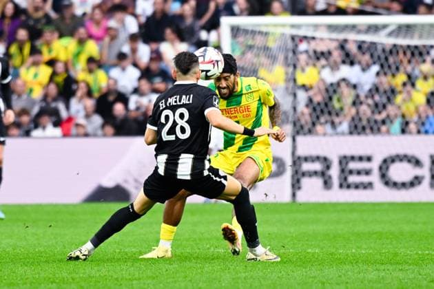 EL MELALI Farid ( 28 - Angers ) and Benjamin Thomas ( 22 - Nantes ) during the Ligue 1 match between Angers SCO and FC Nantes at Stade Raymond Kopa on September 22, 2024 in Angers, France. ( Photo by federico pestellini panoramic ) - FOOTBALL : Angers vs Nantes - Ligue 1 - 22 09 2024 FedericoPestellini Panoramic 
