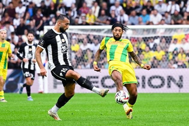 Abdelli Himad ( 10 - Angers ) and Benjamin Thomas ( 22 - Nantes ) during the Ligue 1 match between Angers SCO and FC Nantes at Stade Raymond Kopa on September 22, 2024 in Angers, France. ( Photo by federico pestellini panoramic ) - FOOTBALL : Angers vs Nantes - Ligue 1 - 22 09 2024 FedericoPestellini Panoramic 