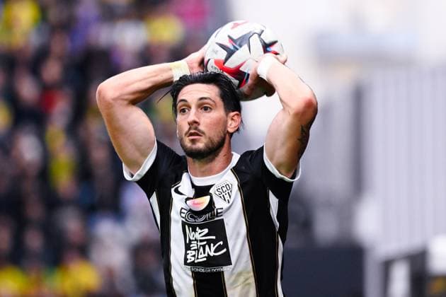 Florent HANIN ( 26 - Angers ) during the Ligue 1 match between Angers SCO and FC Nantes at Stade Raymond Kopa on September 22, 2024 in Angers, France. ( Photo by federico pestellini panoramic ) - FOOTBALL : Angers vs Nantes - Ligue 1 - 22 09 2024 FedericoPestellini Panoramic 