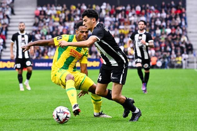 Kelvin Amian Adou ( 98 - Nantes ) and Yassin Belkhdim ( 14 - Angers ) during the Ligue 1 match between Angers SCO and FC Nantes at Stade Raymond Kopa on September 22, 2024 in Angers, France. ( Photo by federico pestellini panoramic ) - FOOTBALL : Angers vs Nantes - Ligue 1 - 22 09 2024 FedericoPestellini Panoramic 