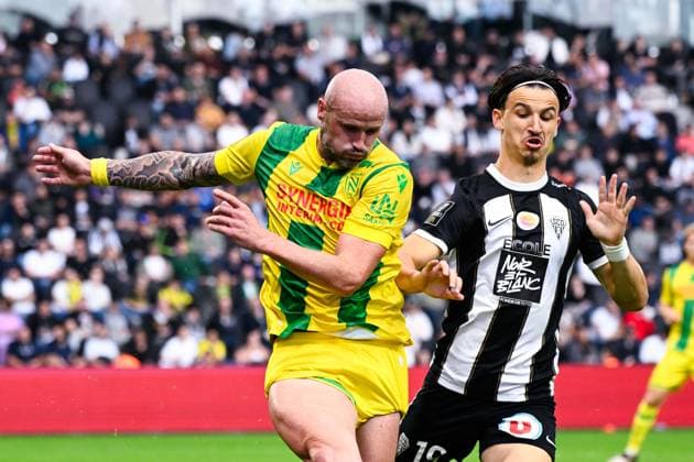 Nicolas PALLOIS ( 4 - Nantes ) and Esteban LEPAUL ( 19 - Angers ) during the Ligue 1 match between Angers SCO and FC Nantes at Stade Raymond Kopa on September 22, 2024 in Angers, France. ( Photo by federico pestellini panoramic ) - FOOTBALL : Angers vs Nantes - Ligue 1 - 22 09 2024 FedericoPestellini Panoramic 