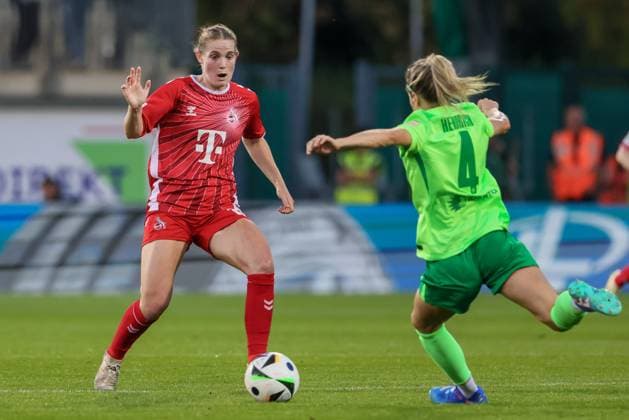 v.li.: Taylor Ziemer (1. FC Köln, 18) und Kathrin Hendrich (VfL Wolfsburg, 4) im Zweikampf, Duell, Dynamik, Aktion, Action, Spielszene, DIE DFB-RICHTLINIEN UNTERSAGEN JEGLICHE NUTZUNG VON FOTOS ALS SEQUENZBILDER UND ODER VIDEOÄHNLICHE FOTOSTRECKEN. DFB REGULATIONS PROHIBIT ANY USE OF PHOTOGRAPHS AS IMAGE SEQUENCES AND OR QUASI-VIDEO., 22.09.2024, Wolfsburg (Deutschland), Fussball, Google Pixel Frauen-Bundesliga, VfL Wolfsburg - 1. FC Köln