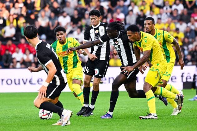 Sidiki CHERIF ( 11 - Angers ) and Kelvin Amian Adou ( 98 - Nantes )during the Ligue 1 match between Angers SCO and FC Nantes at Stade Raymond Kopa on September 22, 2024 in Angers, France. ( Photo by federico pestellini panoramic ) - FOOTBALL : Angers vs Nantes - Ligue 1 - 22 09 2024 FedericoPestellini Panoramic 