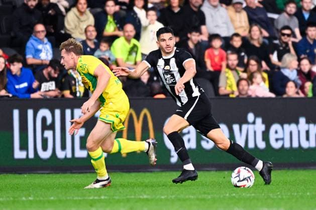 Zinedine FERHAT ( 20 - Angers ) and Nicolas Cozza ( 3 - Nantes ) during the Ligue 1 match between Angers SCO and FC Nantes at Stade Raymond Kopa on September 22, 2024 in Angers, France. ( Photo by federico pestellini panoramic ) - FOOTBALL : Angers vs Nantes - Ligue 1 - 22 09 2024 FedericoPestellini Panoramic 