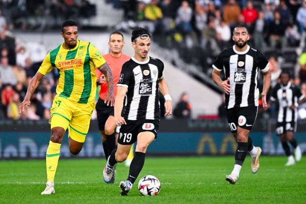 Jean Philippe Gbamin ( 17 - Nantes ) and Esteban LEPAUL ( 19 - Angers ) during the Ligue 1 match between Angers SCO and FC Nantes at Stade Raymond Kopa on September 22, 2024 in Angers, France. ( Photo by federico pestellini panoramic ) - FOOTBALL : Angers vs Nantes - Ligue 1 - 22 09 2024 FedericoPestellini Panoramic 