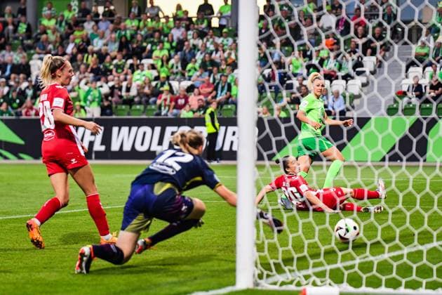 Sport Bilder des Tages Fußball I Frauen I Saison 2024-2025 I Bundesliga I 3. Spieltag I VfL Wolfsburg - 1. FC Köln I 22.09.2024 Tor Lena Lattwein (8, VfL Wolfsburg) zum 2:1 Führungstreffer, nachdem sie zunächst Janina Hechler (28, 1. FC Köln), Paula Hoppe (12, 1. FC Köln, Ersatztorwart) und danach Sylwia Matysik (20, 1. FC Köln) aussteigen lässt Wolfsburg AOK Stadion Niedersachsen Deutschland Copyright: xLobeca InesxHähnelx