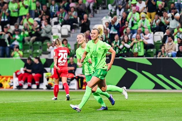 Fußball I Frauen I Saison 2024-2025 I Bundesliga I 3. Spieltag I VfL Wolfsburg - 1. FC Köln I 22.09.2024 Torjubel Lena Lattwein (8, VfL Wolfsburg) nach dem Führungstreffer zum 2:1 kurz vor der Pause Freisteller, Nahaufnahme, Porträt, Portrait, Einzelfoto, Einzelbild, Körper Wolfsburg AOK Stadion Niedersachsen Deutschland Copyright: xLobeca InesxHähnelx