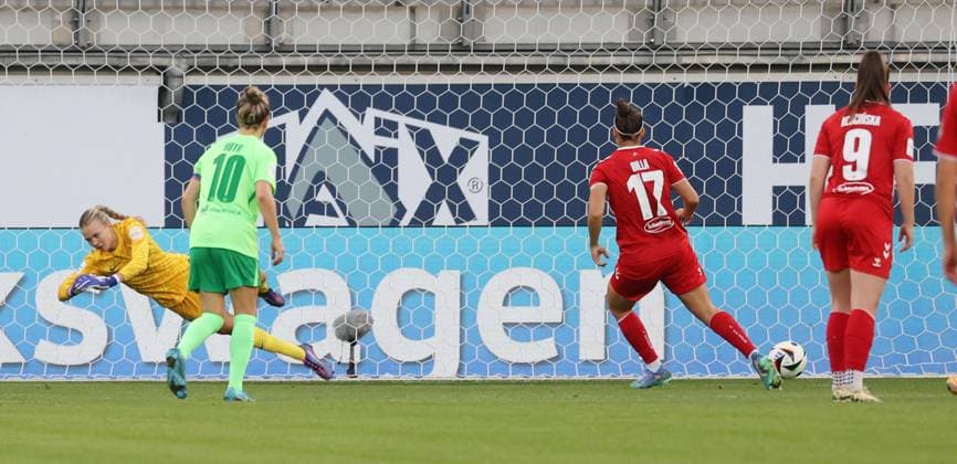 Frauen VfL Wolfsburg vs 1. FC Köln Wolfsburg, 22.09.2024, Fußball, Frauen, Saison 24 25, Google Pixel Bundesliga, 3. Spieltag, VfL Wolfsburg vs 1. FC Köln, Bild zeigt: Nicole Billa (FC, 17) erzielt in dieser Szene das Tor zum 1:0 für Köln per Elfmeter gegen Merle Frohms (VfL, 1) Wolfsburg