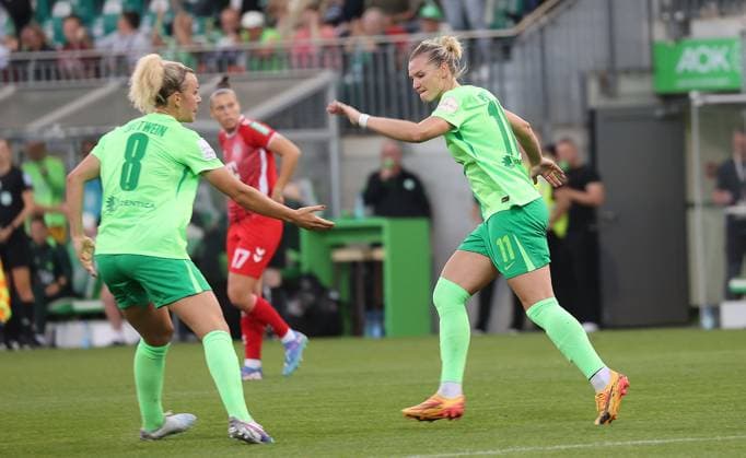 Frauen VfL Wolfsburg vs 1. FC Köln Wolfsburg, 22.09.2024, Fußball, Frauen, Saison 24 25, Google Pixel Bundesliga, 3. Spieltag, VfL Wolfsburg vs 1. FC Köln, Bild zeigt: Jubel über das Tor zum 1:1 für den VfL durch Alexandra Popp (VfL, 11) mit Lena Lattwein (VfL, 8) Wolfsburg