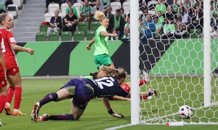 Frauen VfL Wolfsburg vs 1. FC Köln Wolfsburg, 22.09.2024, Fußball, Frauen, Saison 24 25, Google Pixel Bundesliga, 3. Spieltag, VfL Wolfsburg vs 1. FC Köln, Bild zeigt: Lena Lattwein (VfL, 8) erzielt in dieser Szene das Tor zum 2:1 für den VfL Wolfsburg