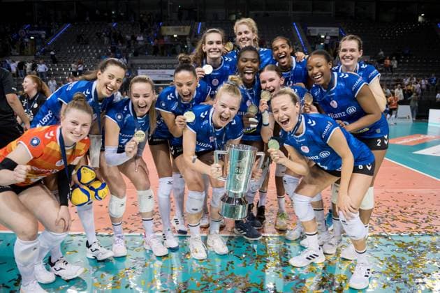 Mit Pokal und Medaillen, Jubel beim MTV Stuttgart nach Sieg GER, Allianz MTV Stuttgart vs. SSC Palmberg Schwerin, Sparda-Bank Supercup 2024, VBL, Spielzeit 2024 2025, 22.09.2024 GER, Allianz MTV Stuttgart vs. SSC Palmberg Schwerin, Sparda-Bank Supercup 2024, VBL, Spielzeit 2024 2025, 22.09.2024 Stuttgart Copyright: xSandyxDinkelackerx EP_SDR