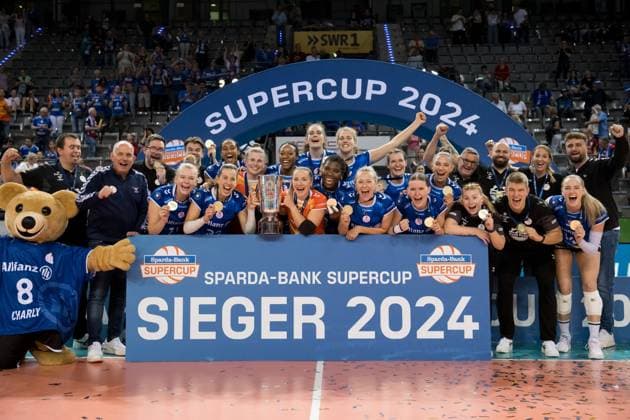Allianz MTV Stuttgart mit Pokal. In der Mitte Maria Segura Palleres (Allianz MTV Stuttgart, 33), li. und Roosa Koskelo (Allianz MTV Stuttgart, 01), re. - Jubel, Freude GER, Allianz MTV Stuttgart vs. SSC Palmberg Schwerin, Sparda-Bank Supercup 2024, VBL, Spielzeit 2024 2025, 22.09.2024 GER, Allianz MTV Stuttgart vs. SSC Palmberg Schwerin, Sparda-Bank Supercup 2024, VBL, Spielzeit 2024 2025, 22.09.2024 Stuttgart Copyright: xSandyxDinkelackerx EP_SDR