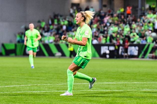 Fußball I Frauen I Saison 2024-2025 I Bundesliga I 3. Spieltag I VfL Wolfsburg - 1. FC Köln I 22.09.2024 Torjubel Lena Lattwein (8, VfL Wolfsburg) erzielt das Führungstor zum 2:1 und ballt die Fäuste Freisteller, Nahaufnahme, Porträt, Portrait, Einzelfoto, Einzelbild, Körper Wolfsburg AOK Stadion Niedersachsen Deutschland Copyright: xLobeca InesxHähnelx
