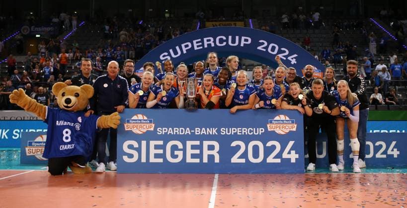 BAU 22.09.2024 Stuttgart Volleyball Supercup Allianz MTV Stuttgart vs. SSC Palmberg Schwerin, Mannschaftsfoto, Allianz MTV Stuttgart gewinnt den Supercup