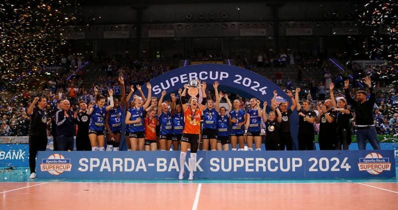 BAU 22.09.2024 Stuttgart Volleyball Supercup Allianz MTV Stuttgart vs. SSC Palmberg Schwerin, Mannschaftsfoto, Allianz MTV Stuttgart gewinnt den Supercup, Roosa Koskelo (Stuttgart) mit Pokal