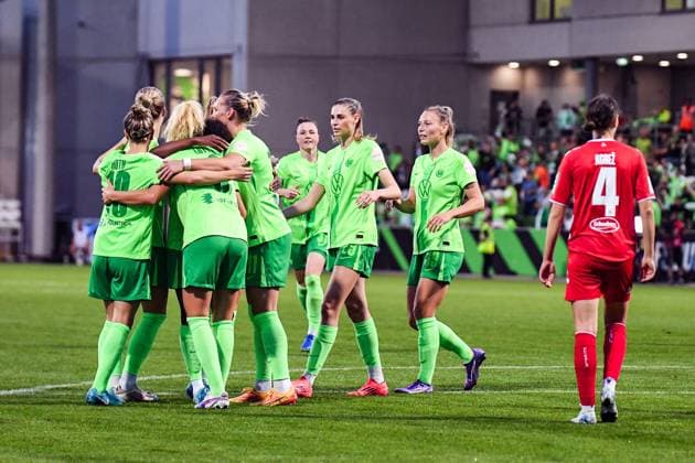 Fußball I Frauen I Saison 2024-2025 I Bundesliga I 3. Spieltag I VfL Wolfsburg - 1. FC Köln I 22.09.2024 Torjubel der Wolfsburger Mannschaft nach dem Tor von Lena Lattwein (8, VfL Wolfsburg) zum 2:1 Wolfsburg AOK Stadion Niedersachsen Deutschland Copyright: xLobeca InesxHähnelx