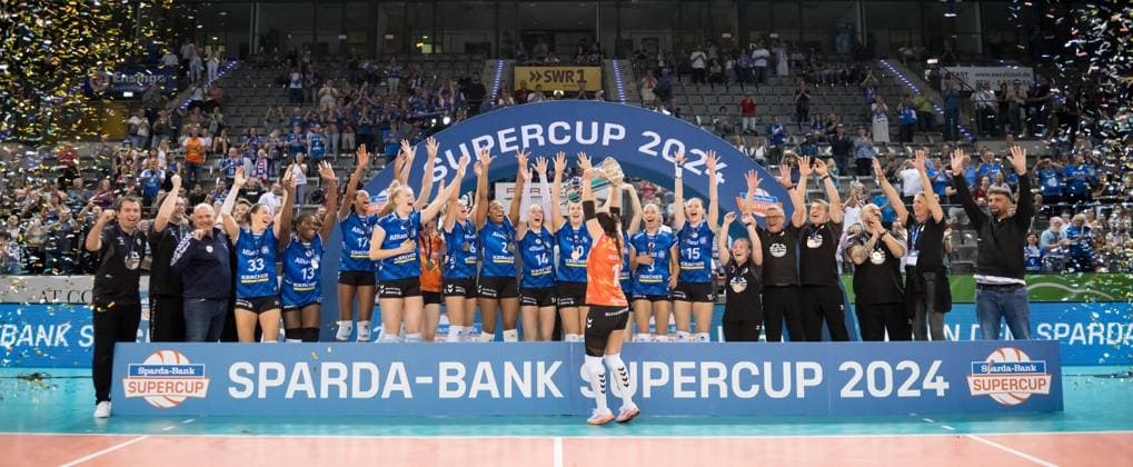 Roosa Koskelo (Allianz MTV Stuttgart, 01) mit Pokal, Jubel, Freude vor Team, Mannschaft GER, Allianz MTV Stuttgart vs. SSC Palmberg Schwerin, Sparda-Bank Supercup 2024, VBL, Spielzeit 2024 2025, 22.09.2024 GER, Allianz MTV Stuttgart vs. SSC Palmberg Schwerin, Sparda-Bank Supercup 2024, VBL, Spielzeit 2024 2025, 22.09.2024 Stuttgart Copyright: xSandyxDinkelackerx EP_SDR