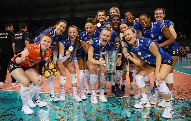 BAU 22.09.2024 Stuttgart Volleyball Supercup Allianz MTV Stuttgart vs. SSC Palmberg Schwerin, die Stuttgarterinnen jubeln mit Pokal, Pauline Martin mit Pokal