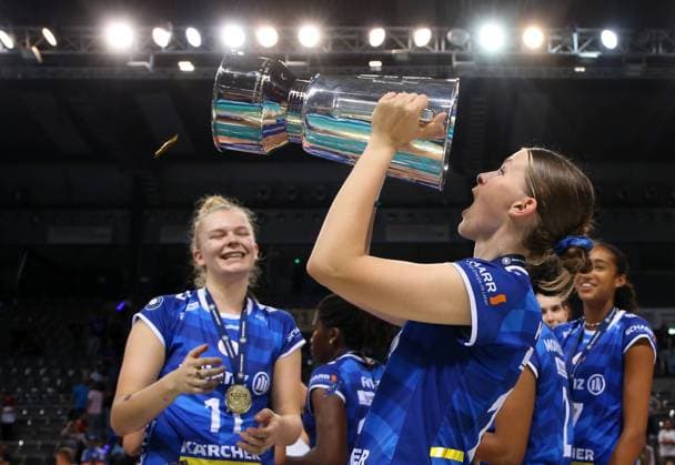 Bilder des Jahres 2024, Sport 09 September Sport Themen der Woche KW38 Sport Bilder des Tages BAU 22.09.2024 Stuttgart Volleyball Supercup Allianz MTV Stuttgart vs. SSC Palmberg Schwerin, Charlotte Krenicky (Stuttgart) mit Pokal *** BAU 22 09 2024 Stuttgart Volleyball Supercup Allianz MTV Stuttgart vs SSC Palmberg Schwerin, Charlotte Krenicky Stuttgart with trophy