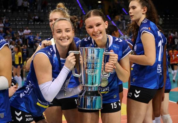 BAU 22.09.2024 Stuttgart Volleyball Supercup Allianz MTV Stuttgart vs. SSC Palmberg Schwerin, v.l. Kelsey Veltmann und Charlotte Krenicky (Stuttgart) mit Pokal bei der Siegerehrung