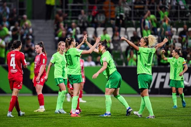 Fußball I Frauen I Saison 2024-2025 I Bundesliga I 3. Spieltag I VfL Wolfsburg - 1. FC Köln I 22.09.2024 Torjubel Jule Brand (29, VfL Wolfsburg) mit Marina Hegering (31, VfL Wolfsburg) nach dem Tor zum 3:1 Wolfsburg AOK Stadion Niedersachsen Deutschland Copyright: xLobeca InesxHähnelx