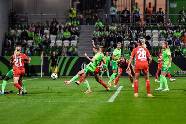Fußball I Frauen I Saison 2024-2025 I Bundesliga I 3. Spieltag I VfL Wolfsburg - 1. FC Köln I 22.09.2024 Jule Brand (29, VfL Wolfsburg) reagiert am schnellsten auf den 2. Ball und erzielt das Tor zum 3:1 Wolfsburg AOK Stadion Niedersachsen Deutschland Copyright: xLobeca InesxHähnelx