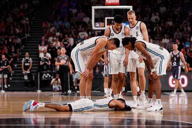 Bilder des Jahres 2024, Sport 09 September Sport Themen der Woche KW38 Sport Bilder des Tages Brae Ivey (Veolia Towers Hamburg, 01) am Boden nach Foul, GER, Veolia Towers Hamburg vs Alba Berlin, Basketball, Bundesliga, Spieltag 1, Saison 2024 2025, 22.09.2024 GER, Veolia Towers Hamburg vs Alba Berlin, Basketball, Bundesliga, Spieltag 1, Saison 2024 2025, 22.09.2024 Hamburg *** Brae Ivey Veolia Towers Hamburg, 01 on the floor after foul, GER, Veolia Towers Hamburg vs Alba Berlin, Basketball, Bundesliga, Matchday 1, Season 2024 2025, 22 09 2024 GER, Veolia Towers Hamburg vs Alba Berlin, Basketball, Bundesliga, Matchday 1, Season 2024 2025, 22 09 2024 Hamburg Copyright: xEibner-Pressefoto MaxxVincenx EP_MVN