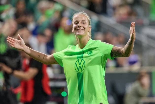 v.li.: Torschützin Lynn Wilms (VfL Wolfsburg, 2) mit Torjubel, Jubel, jubeln, jubelt, optimistisch, Spielszene, Highlight, Freude über das Tor zum 4:1, Portrait, Nahaufnahme, Einzelfoto, Einzelbild, DIE DFB-RICHTLINIEN UNTERSAGEN JEGLICHE NUTZUNG VON FOTOS ALS SEQUENZBILDER UND ODER VIDEOÄHNLICHE FOTOSTRECKEN. DFB REGULATIONS PROHIBIT ANY USE OF PHOTOGRAPHS AS IMAGE SEQUENCES AND OR QUASI-VIDEO., 22.09.2024, Wolfsburg (Deutschland), Fussball, Google Pixel Frauen-Bundesliga, VfL Wolfsburg - 1. FC Köln