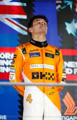NORRIS Lando (gbr), McLaren F1 Team MCL38, portrait podium during the Formula 1 Singapore Grand Prix 2024, 18th round of the 2024 Formula One World Championship, WM, Weltmeisterschaft from September 20 to 22, 2024 on the Marina Bay Circuit, in Singapore, Singapore - F1 - SINGAPORE GRAND PRIX 2024 DPPI Panoramic  240922_R18_SINGAPORE_DP_F12024GP18SIN_JK570291