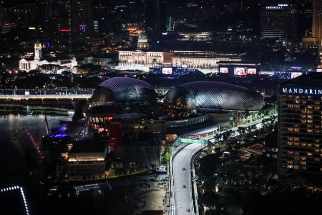 Sport Themen der Woche KW38 14 ALONSO Fernando (spa), Aston Martin F1 Team AMR24, 55 SAINZ Carlos (spa), Scuderia Ferrari SF-24, action during the Formula 1 Singapore Grand Prix 2024, 18th round of the 2024 Formula One World Championship, WM, Weltmeisterschaft from September 20 to 22, 2024 on the Marina Bay Circuit, in Singapore, Singapore - F1 - SINGAPORE GRAND PRIX 2024 DPPI Panoramic  240922_R18_SINGAPORE_DP_FGDN1539