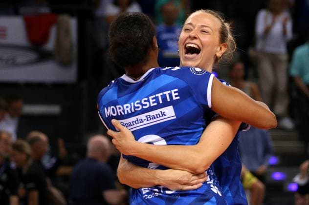 BAU 22.09.2024 Stuttgart Volleyball Supercup Allianz MTV Stuttgart vs. SSC Palmberg Schwerin, v.l. Breland Morrissette, Toni Stautz (Stuttgart) freuen sich