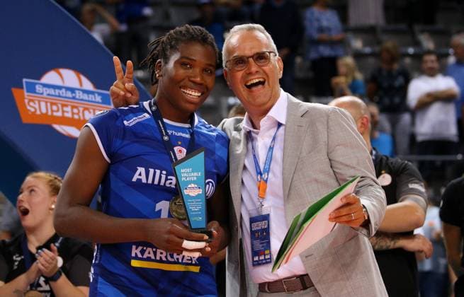 BAU 22.09.2024 Stuttgart Volleyball Supercup Allianz MTV Stuttgart vs. SSC Palmberg Schwerin, v.l. Krystal Rivers und Frank Fischer (Gesellschafter Stuttgart Indoors)
