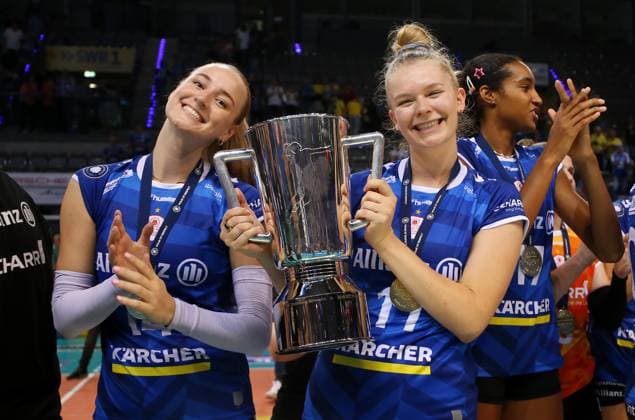 BAU 22.09.2024 Stuttgart Volleyball Supercup Allianz MTV Stuttgart vs. SSC Palmberg Schwerin, v.l. Kelsey Veltmann und Pauline Martin (Stuttgart) mit Pokal