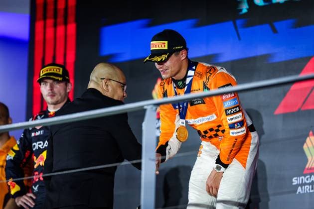 NORRIS Lando (gbr), McLaren F1 Team MCL38, portrait during the Formula 1 Singapore Grand Prix 2024, 18th round of the 2024 Formula One World Championship, WM, Weltmeisterschaft from September 20 to 22, 2024 on the Marina Bay Circuit, in Singapore, Singapore - F1 - SINGAPORE GRAND PRIX 2024 DPPI Panoramic  240922_R18_SINGAPORE_DP_FG002029